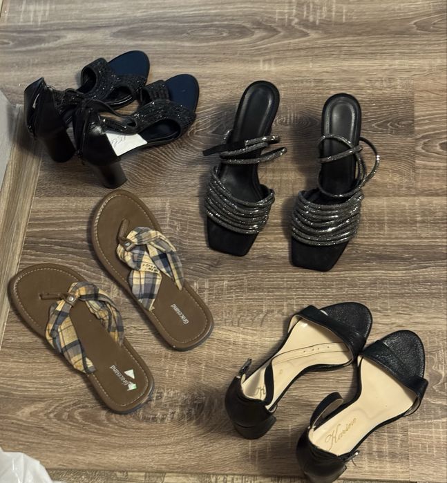 Vand sandale de ocazie