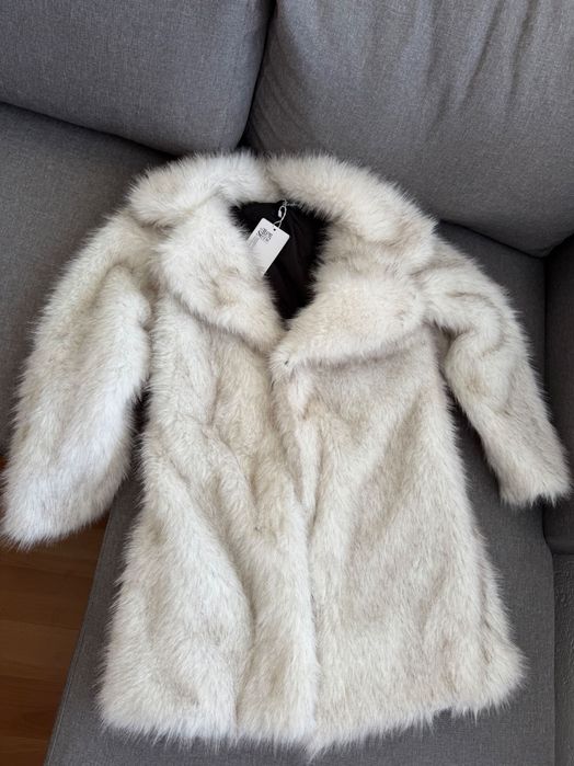 Бяло преходно палто с косъм