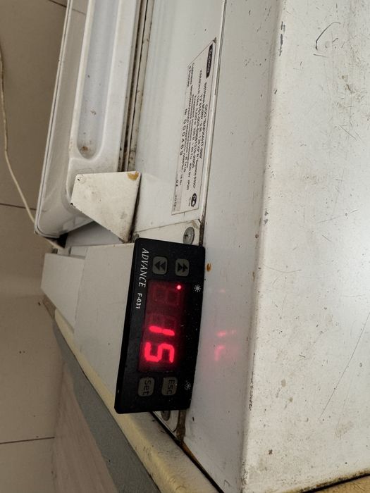 Срочно продам рабочий витринный  холодильник