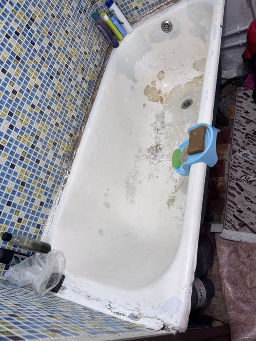 Продам двери , унитаз, ванную