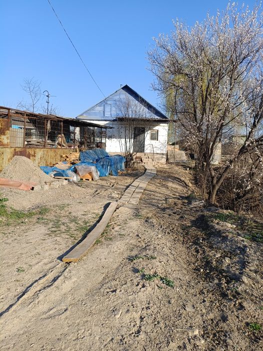 Продается участок с маленьким домом