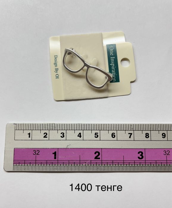 Брошки разные.