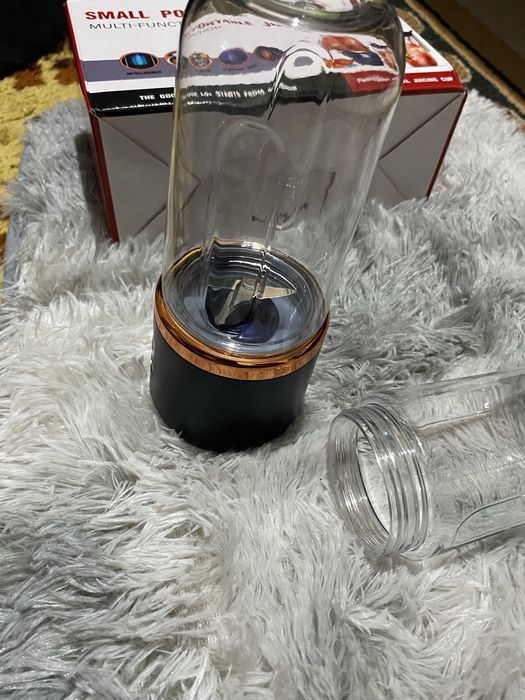 Чисто нов блендер идва с 2 чашки