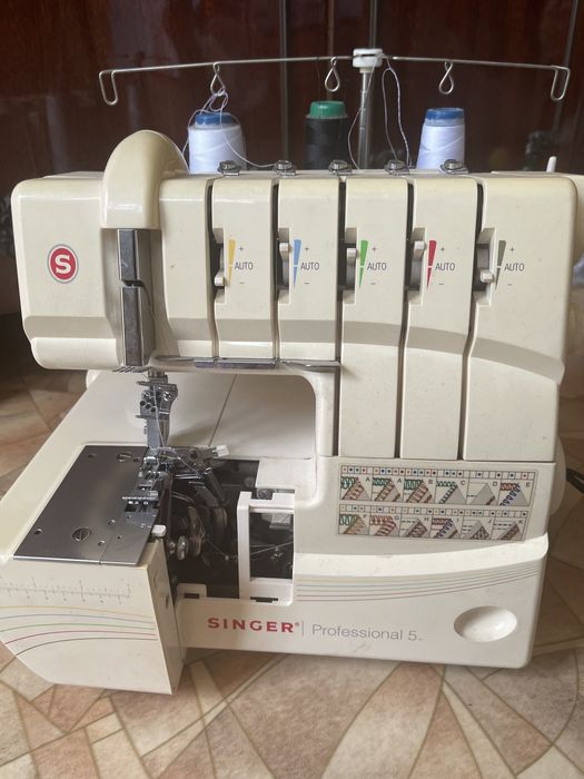 Пятиниточная Машинка singer + машинка оверлок