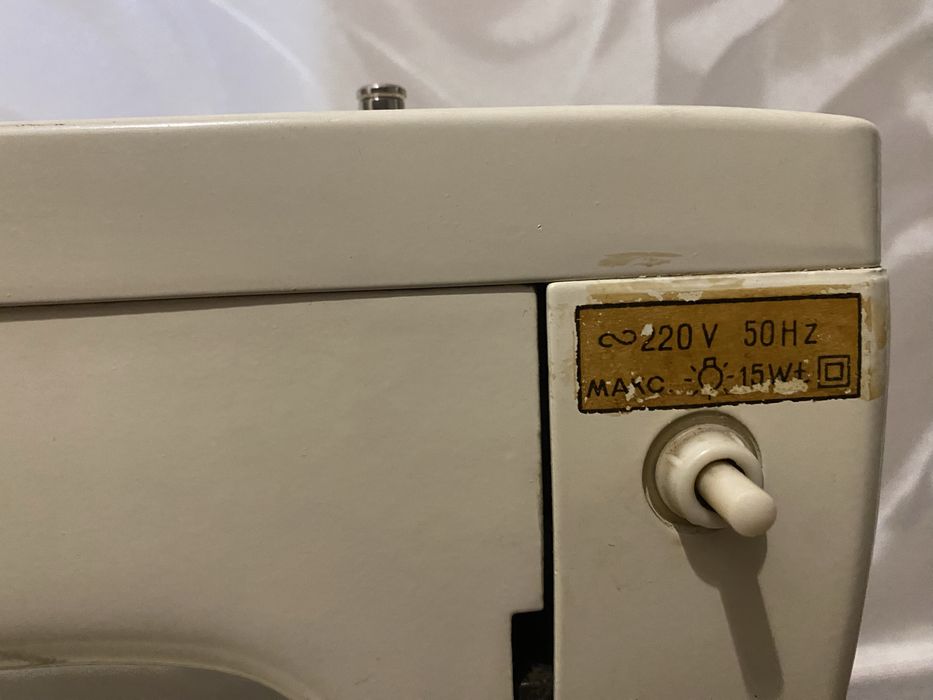 Продам швейную машинку