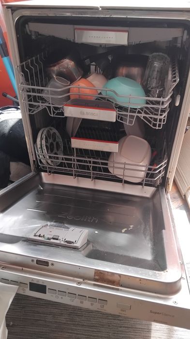 Продават се : за вграждане- фурна с вентилатор smeg, хладилник с фризер и електронен дисплей , миялна bosch инокс 60 см. Продават се накуп.