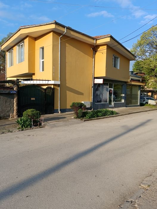 Продава двуетажна сграда жилище и два търговски обекта