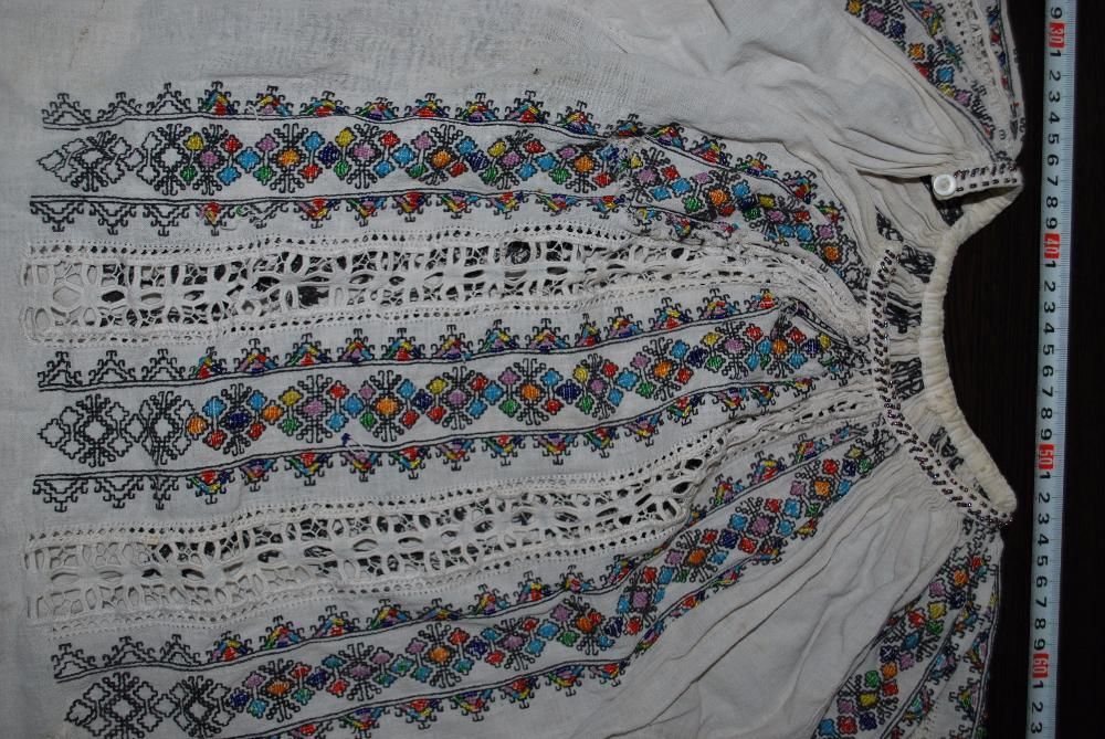 ie cu margele cusuta manual peste 100 ani vechime