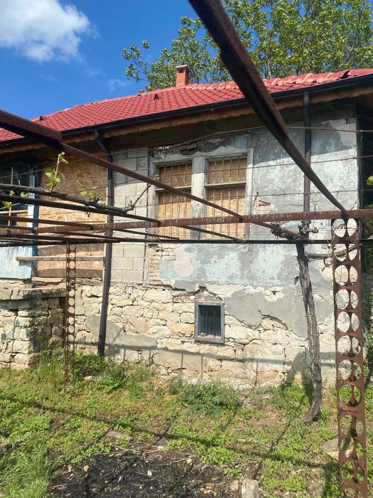 Каменна къща  с двор с. Вратарите на 35 км от Добрич и 60 км от Варна.