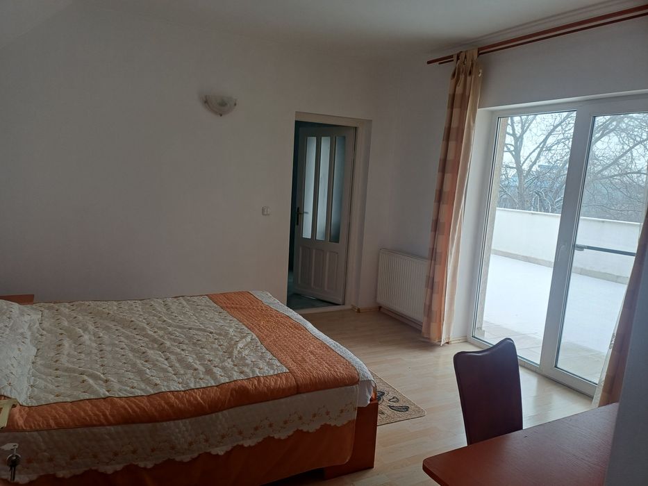 Inchiriez camere la casa