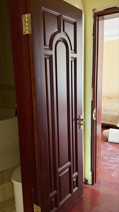 Продам 3 двери , дерево