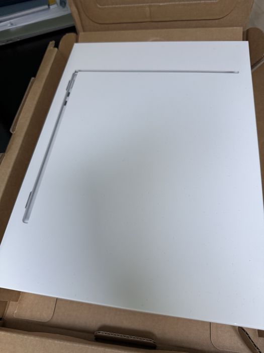 MacBook Air M4 - Чисто Нов