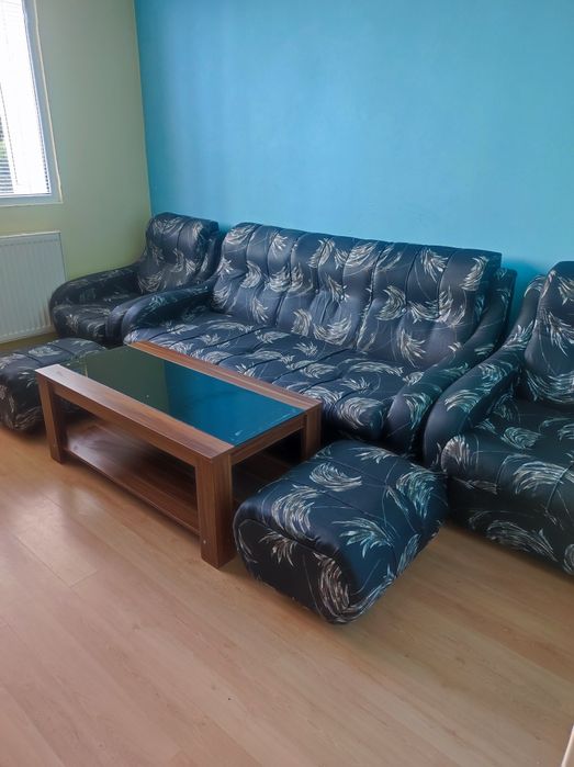 Продавам запазена холова гарнитура с холна маса