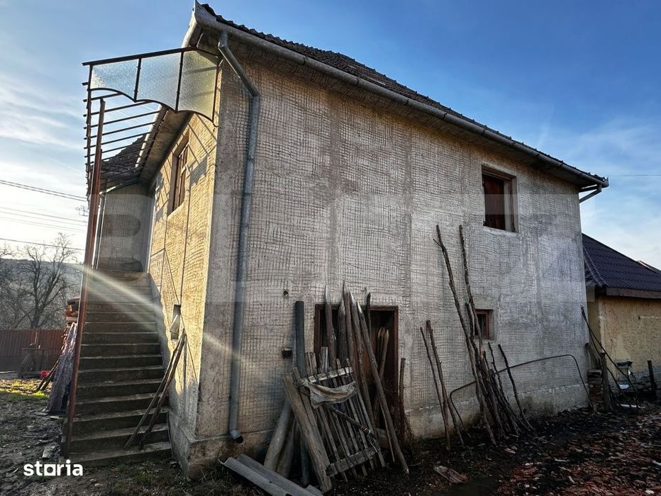 Casa cu 4 camere,baie, bucatarie,anexe.pivnita teren 2500 mp