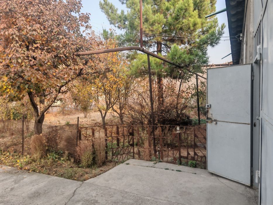 Qibrayda srochno yer narxida uy sotiladi