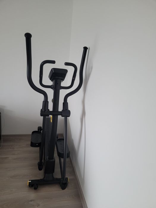 Vând bicicleta eliptica Reebok fitess
