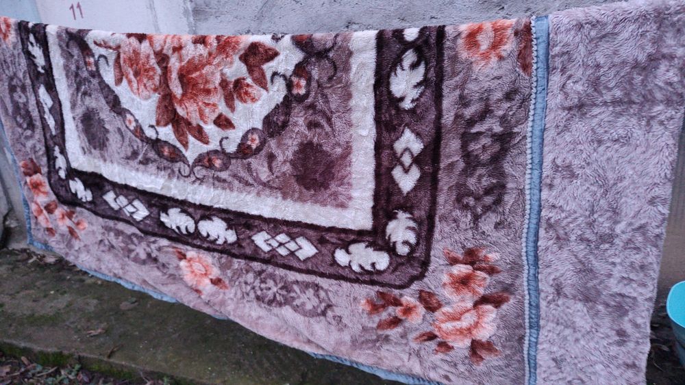 pătură groasă, dublă,200 x 180 cm.