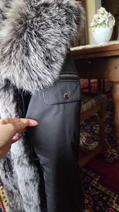 Geaca Parka cu blana naturala si material impermeabil.