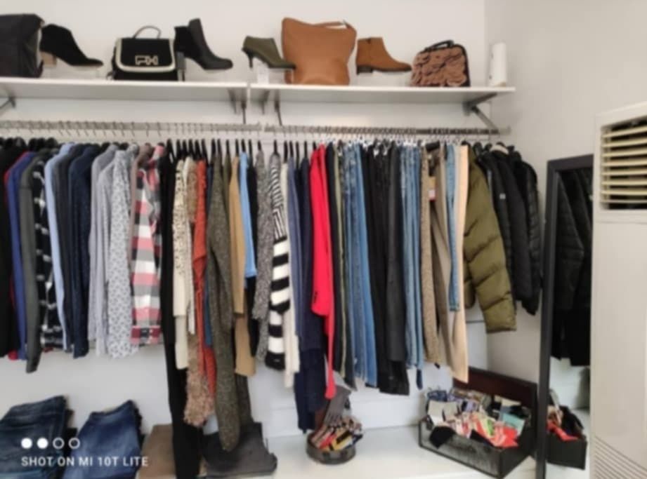 Ликвидация на оборудване магазин за дрехи в гр. Ямбол