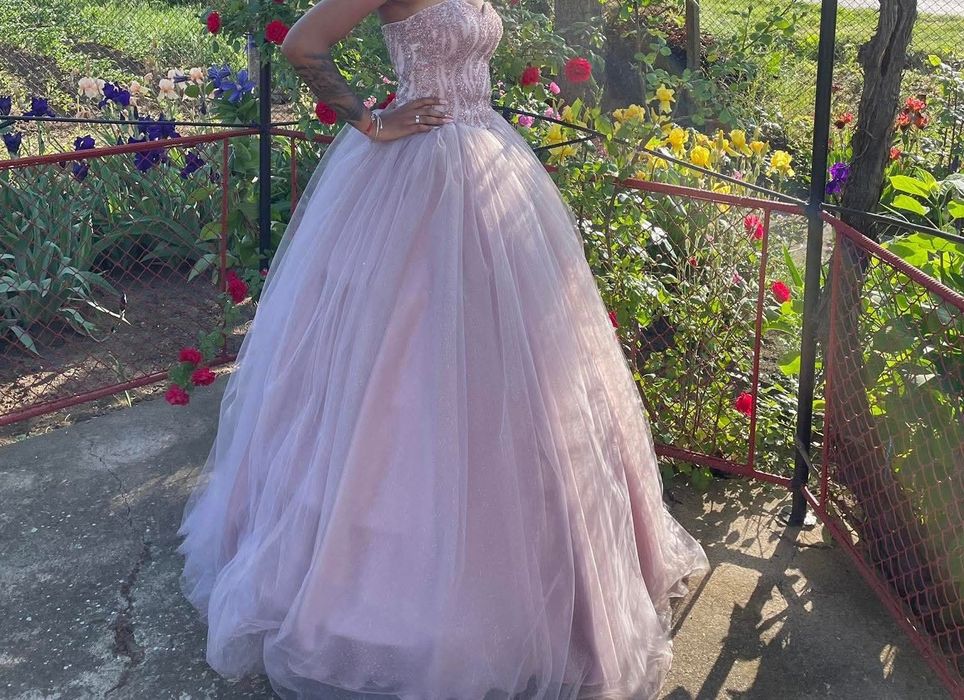 Продавам бална рокля