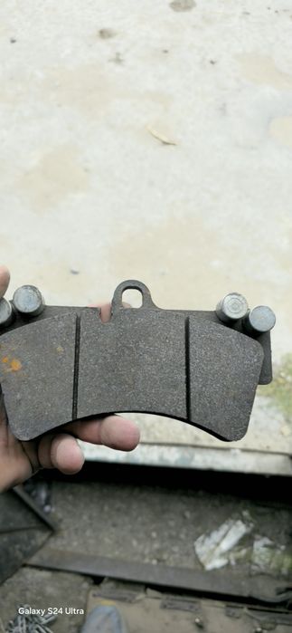 Продам тормозные колодки Porsche Cayenne