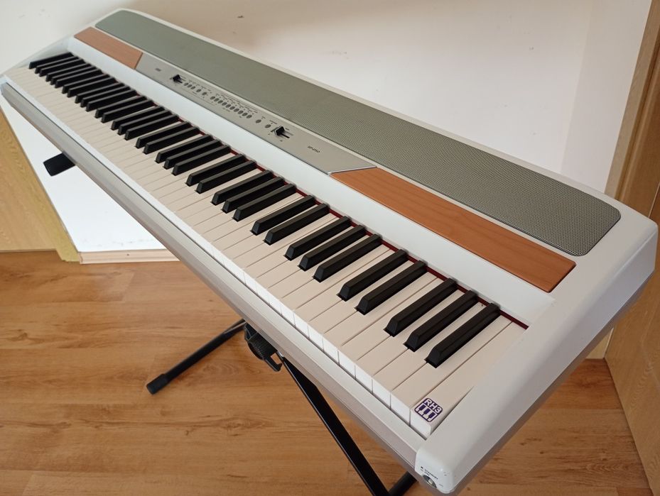 KORG SP-250 White 88 GHS pian digital profesional de scenă orga