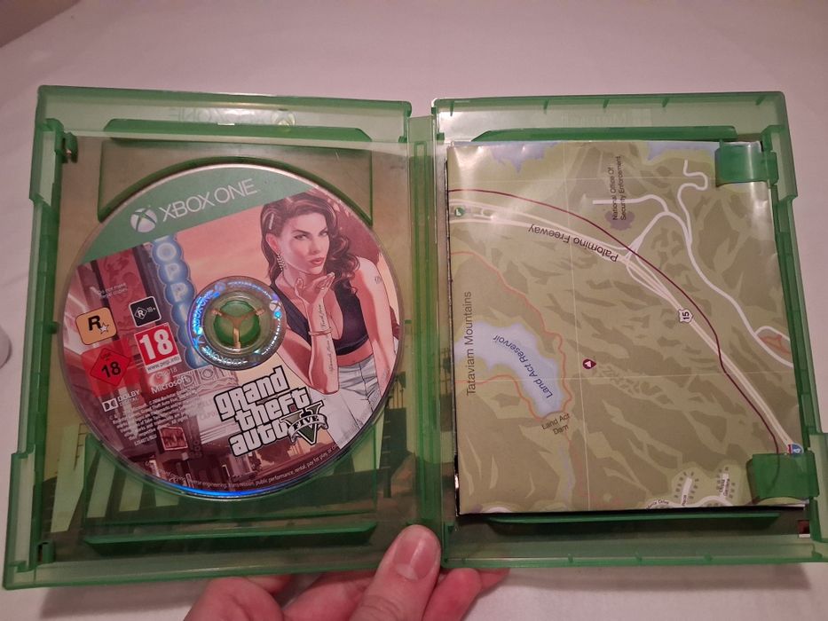 Xbox One S cu GTA 5 si o maneta