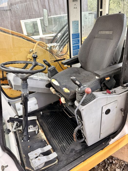 Excavator liebherr  17 tone