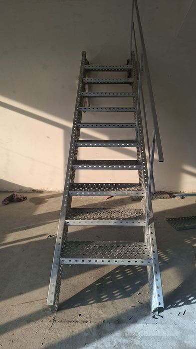 Confectionam scarii metalice zincate exterioare și pentru incendii , platforme, podete si balustrazi profesionale la cererea clientului . Asiguram tra