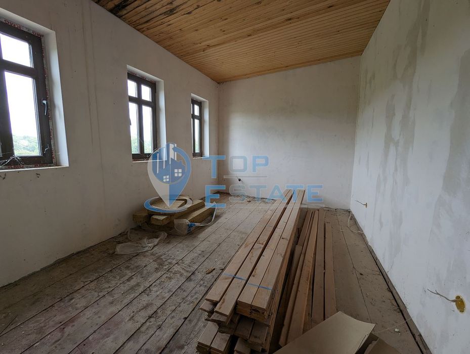 Двуетажна тухлена къща с външна изолация в село Миндя