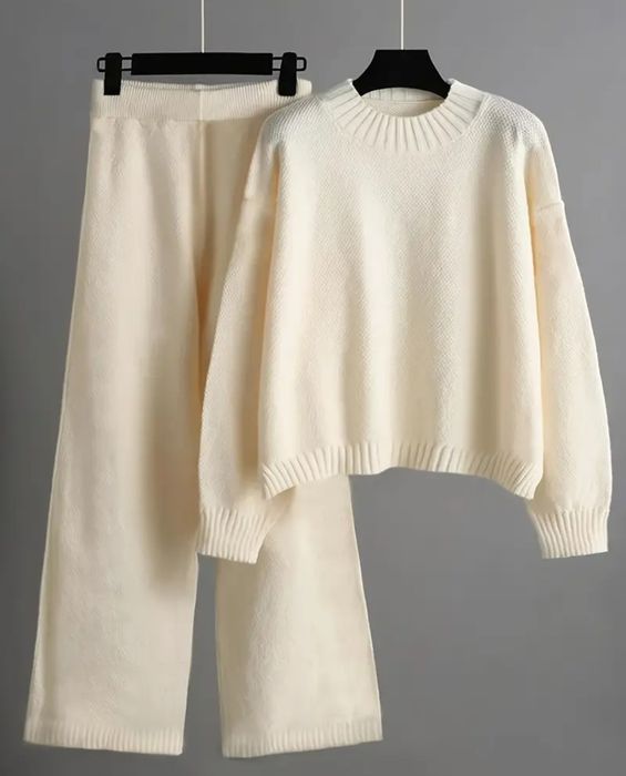 Compleu din tricot fin