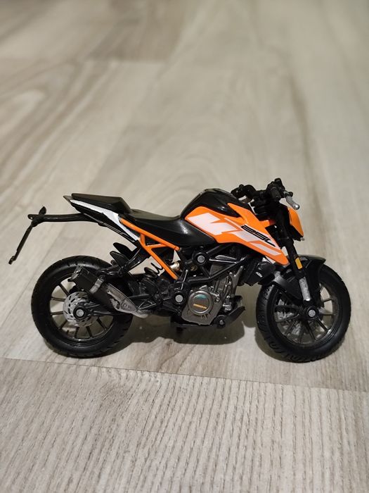 Vând machetă colectie KTM 250 DUKE