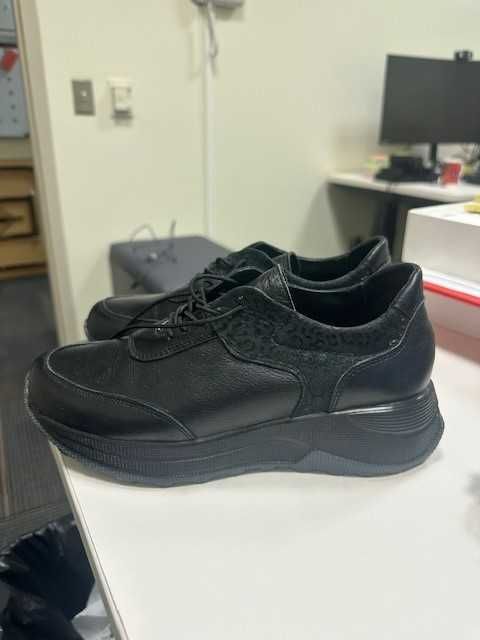 Кожени обувки с връзки