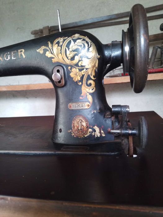 Продава се старинна,работеща, крачна шевна машина СИНГЕР модел 31К15
