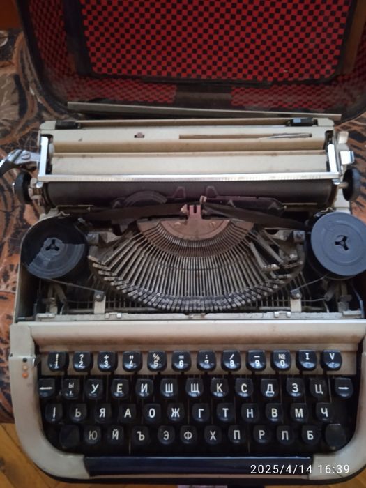 Продавам българска пишеща машина
