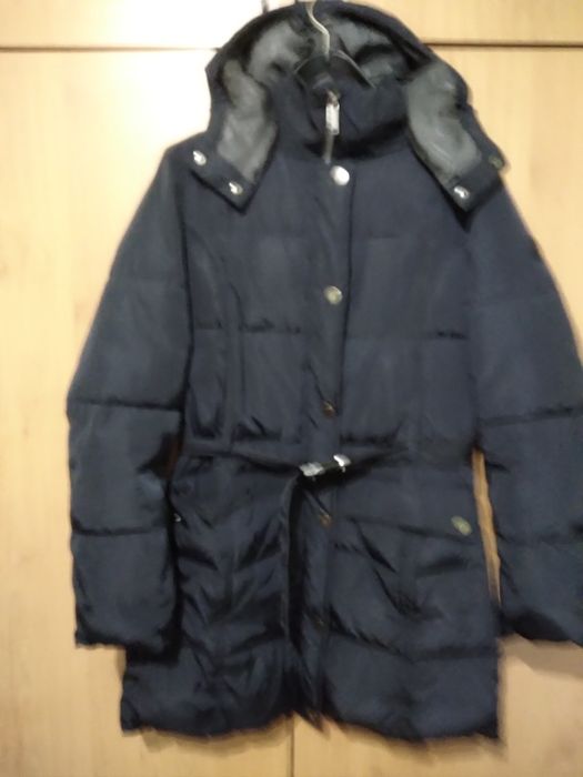 Дебела зимна шуба в син цвят.