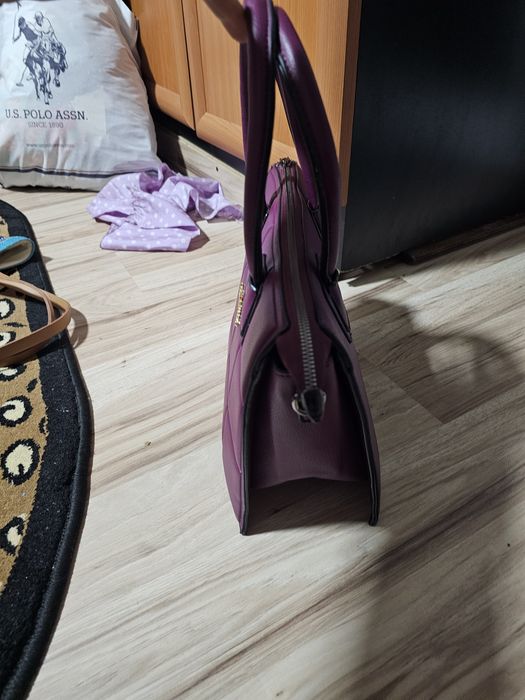 Geanta mov cu bareta