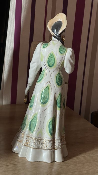 Фарфоровая статуэтка