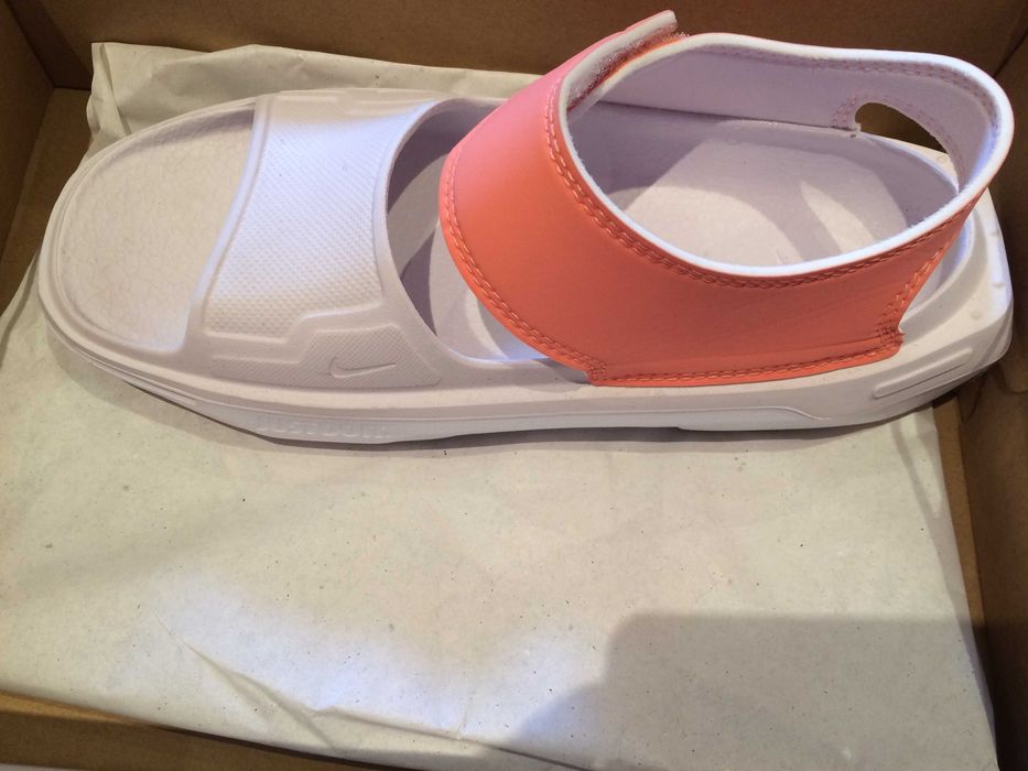 Нови дамски сандали Nike.