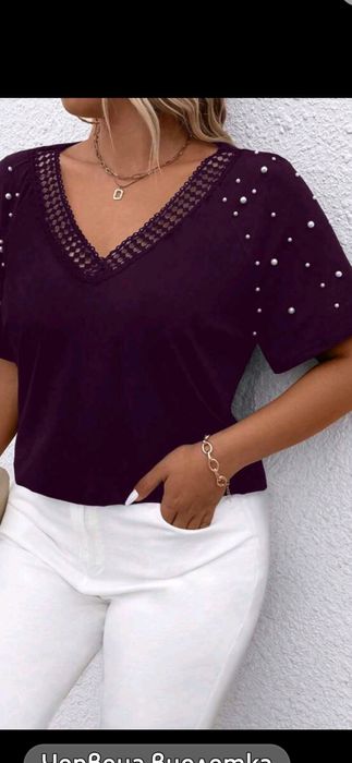 Блуза с къс ръкав и ПЕРЛИ по РЪКАВИТЕ.