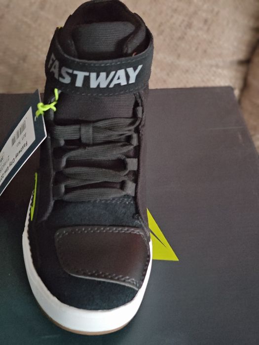 Vând adidași moto casual 38