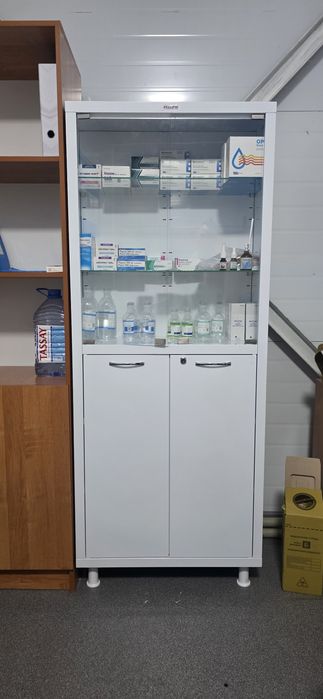 Медицинский шкаф