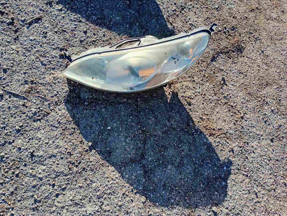 Продавам ляв фар Peugeot 407