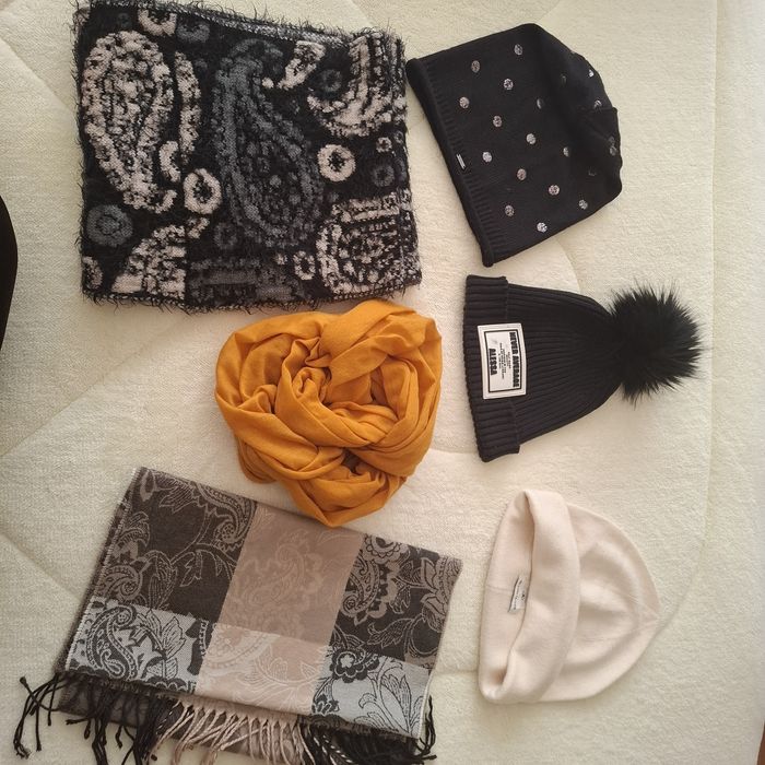 Голям лот шапки и шалове