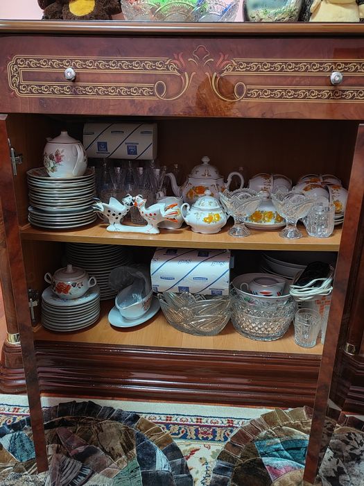 Буфет и шкаф-витрина для посуды