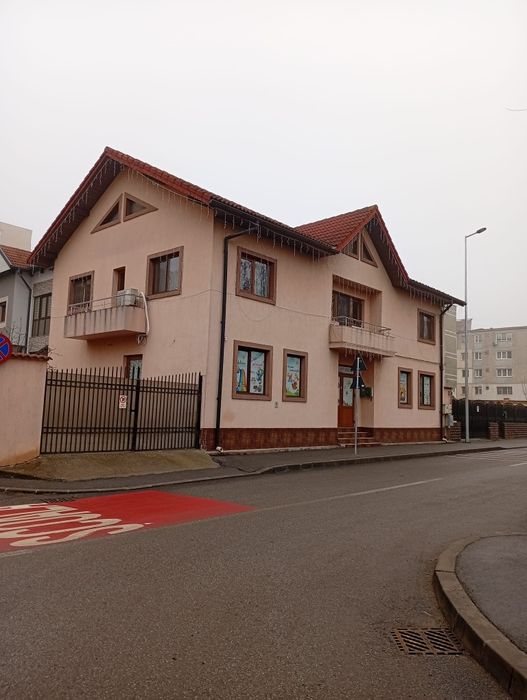 Casă cu 2 intrări zona 9 Mai | Parter comercial + etaj locuința