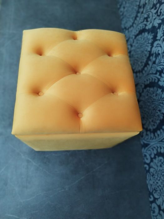 Vând taburet cheserfield cu spatiu depozitare din catifea galben