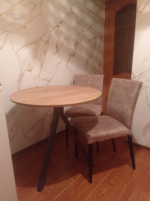 Круглый стол и два стула