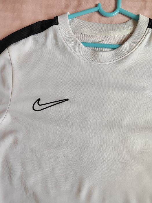 Черна  и бяла тениска Nike S размер