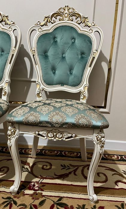 Продаётся стол и стулья